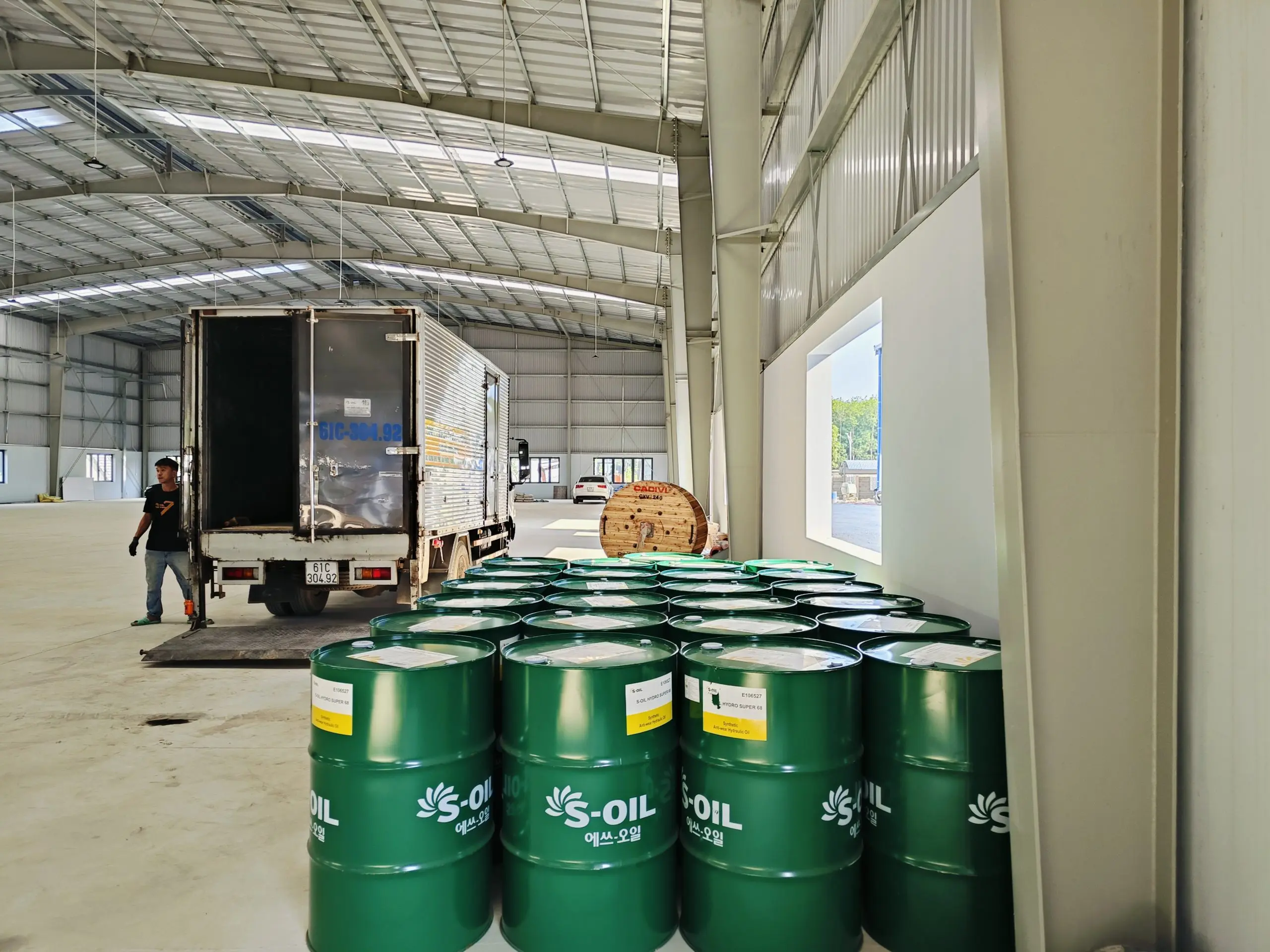 Đội xe giao hàng dầu nhớt S-OIL tận nhà máy