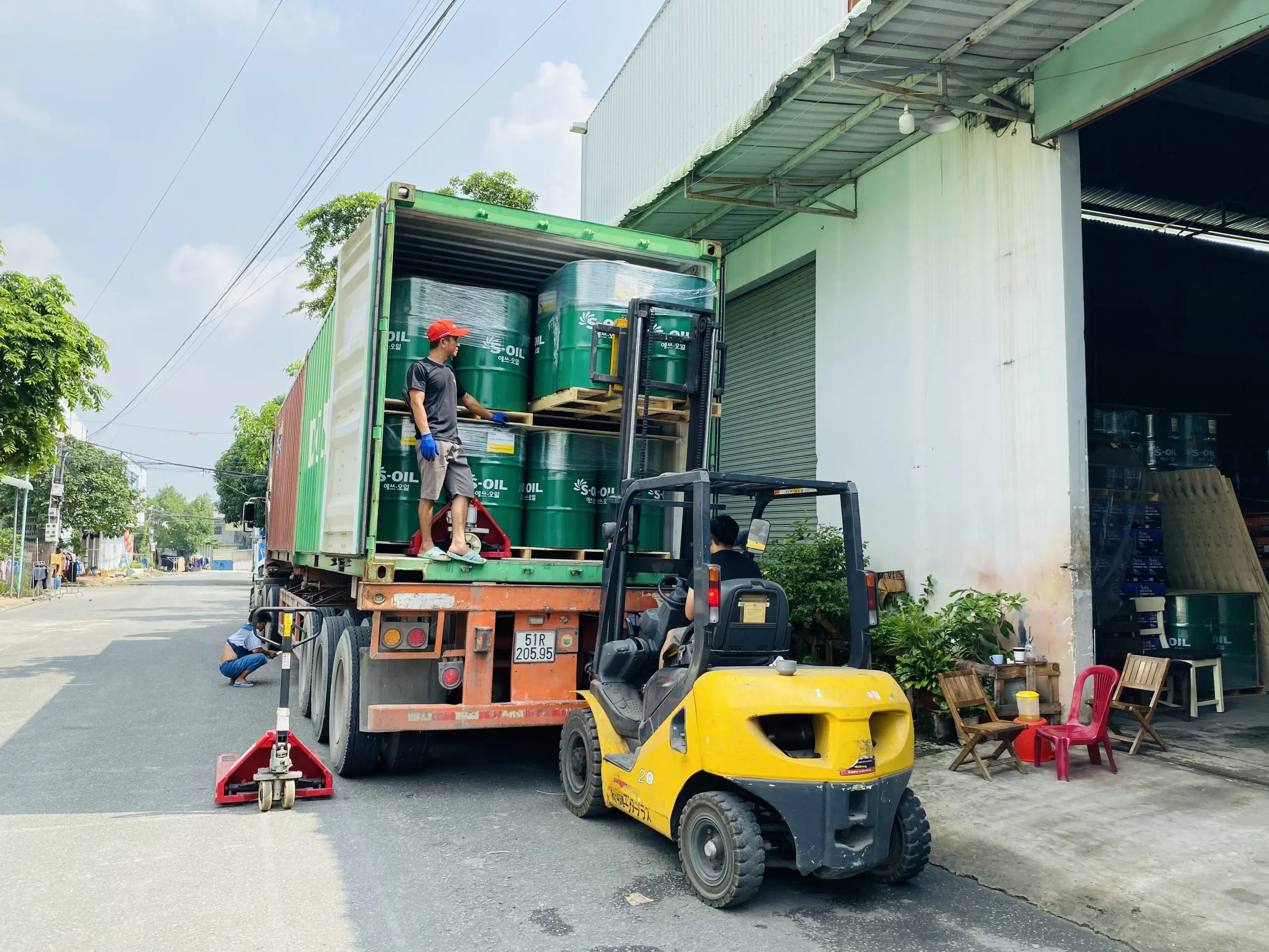 Kho bãi nhập hàng dầu thủy lực S-OIL dồi dào